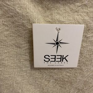Seek the label Tops - Seek the label off the shoulder top Seek the label Tops - Seek the label off the shoulder top